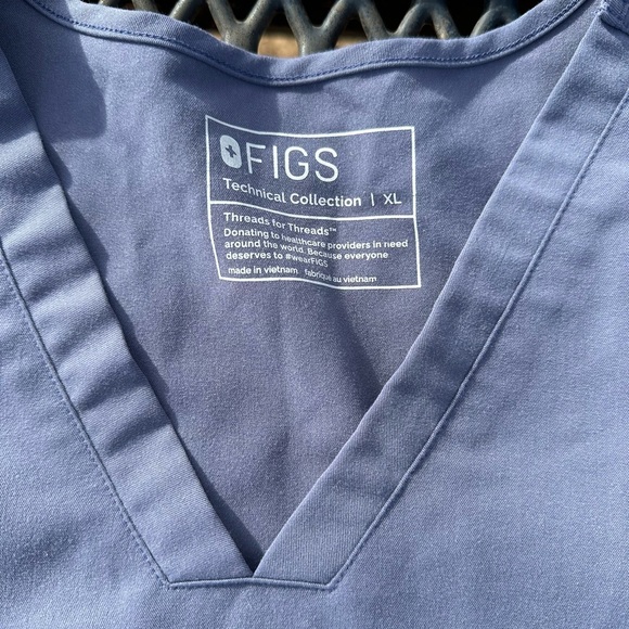 Figs Casma 3 Pocket Scrub Top - Picture 2 of 2
